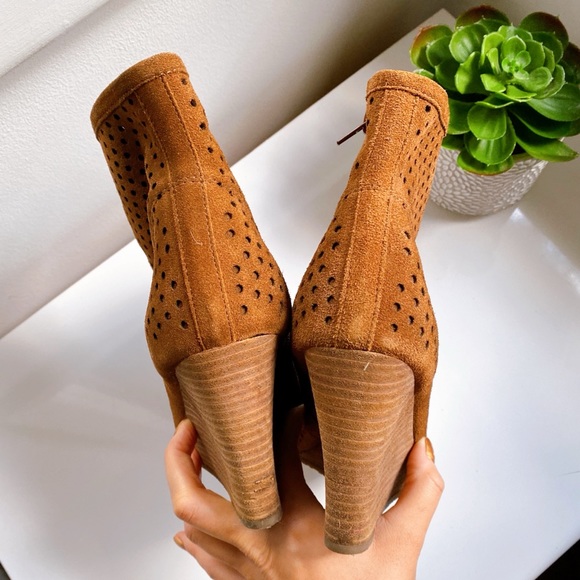 🍂 CARLOS SANTANA SUEDE LEATHER PERFORATED OPEN TOE WEDGE BOOTIES! - Picture 3 of 14